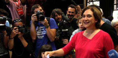 Ada Colau ejerce su derecho a voto