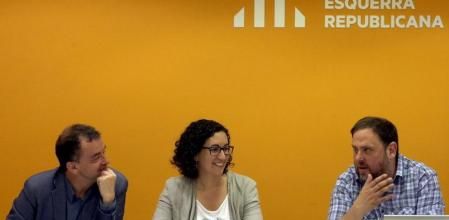 El presidente de ERC, Oriol Junqueras, la secretaria general, Marta Rovira, y el candidato a la alcaldía de Barcelona, Alfred Bosch, durante la reunión de la Permanente Nacional del partido en la que valoraron los resultados electorales de los comicios del 24M