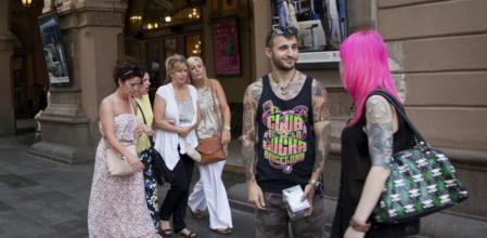 Una imagen en frente del Liceu de las diferentes culturas que se cruzan cada día en Barcelona