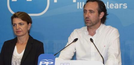 El candidato al Parlamento balear por el PP José Ramón Bauzá, junto a las cabeza de listas por el consell, María Salom (d) y a la alcaldía Marga Duran (ida)