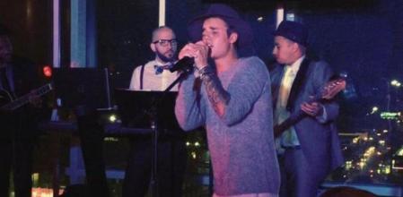 Justin Bieber canta improvisando