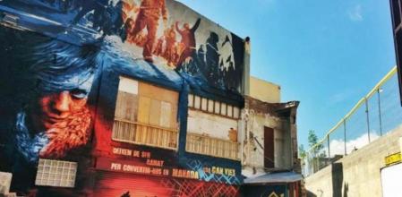 Nuevo mural en la fachada principal de Can Vies, este mayo