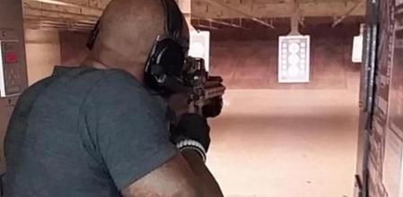 Tyson Beckford apuntando con un arma