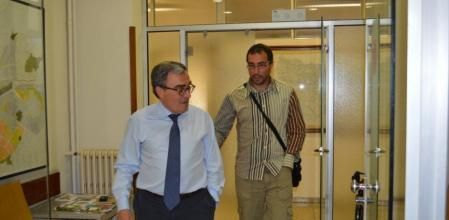 El alcalde en funciones de Lleida, Angel Ros, en el Ayuntamiento, con el concejal electo del Comú, Carlos González
