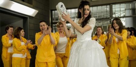 Saray se prepara para su boda gitana en 'Vis a vis'.