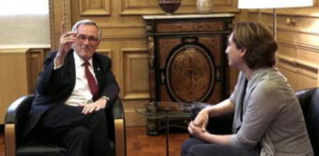La ganadora de las elecciones municipales en Barcelona, Ada Colau, durante la reunión que ha mantenido con el alcalde en funciones de la ciudad, Xavier Trias (CIU).