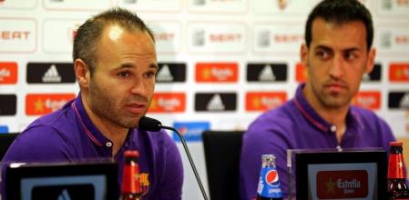 Los jugadores del FC Barcelona Andres Iniesta (i) y Sergio Busquets (d) durante la rueda de prensa que ambos ofrecieron tras el entrenamiento que la plantilla azulgrana ha realizado esta mañana en las instalaciones de la Ciudad deportiva Joan Gamper, de cara a preparar la final de Copa del Rey que disputarán mañana ante el Athletic en el Camp Nou