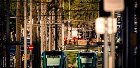 Imagen dos unidades del tranvia Tram pasando por la avenida Diagonal