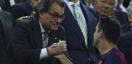 Artur Mas felicitó a Xavi en el palco