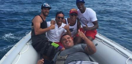 Ronaldo, con sus amigos dentro de yate, pasándoselo en grande