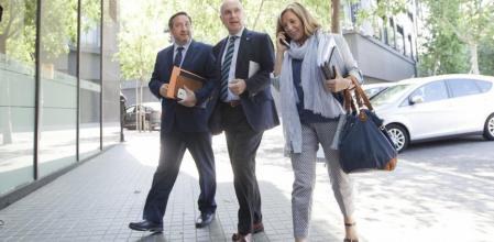 Duran, entre Pelegrí y Ortega, se dispone a entrar en la sede de Unió