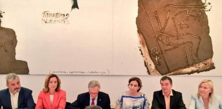 Los líderes de los partidos con representación en al Ajuntament de Barcelona firman la propuesta para que el MWC se quede en la ciudad