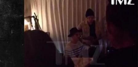 Cody Simpson canta junto a Justin Bieber