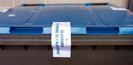 Uno de los contenedores precintados en Sabadell