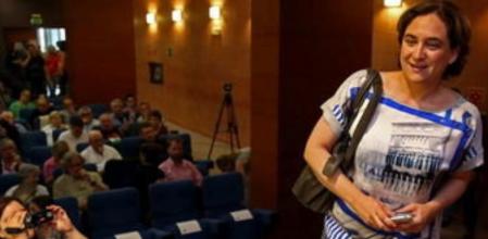La ganadora de las elecciones en Barcelona, Ada Colau (d), durante la reunión de con la Federación de Asociaciones de Vecinos de Barcelona (FAVB).