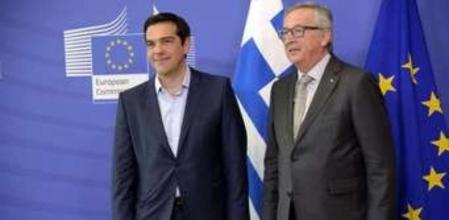 El primer ministro griego, Alexis Tsipras, y el presidente de la Comisión Europea, Jean-Claude Juncker, momentos antes de su reunión en Bruselas