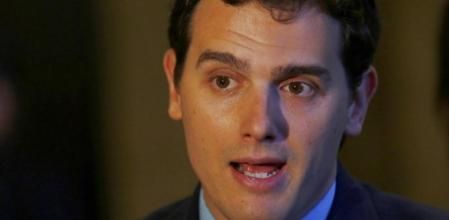 El presidente de Ciudadanos, Albert Rivera, atiende a los medios en los pasillos del Parlament