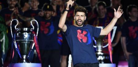 Gerard Piqué, durante la celebración del triplete en el Camp Nou