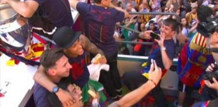 Neymar compartió con Suárez y Messi unas hamburguersas que les regaló un fan