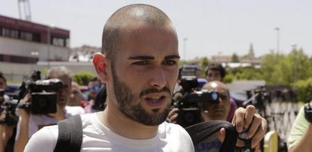 El extremo del Sevilla Aleix Vidal hoy a su llegada a la Ciudad del Fútbol de Las Rozas, donde la Selección Española de Fútbol ya se ha concentrado de cara a preparar el encuentro amistoso ante Costa Rica el 11 de junio, y el partido de clasificación para la Eurocopa de Francia ante Bielorrusia el 14 de junio