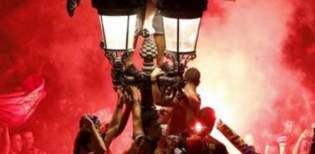 Imagen de la fuente de Canaletes ocupada por seguidores del Barça que celebran la quinta Champions League de su equipo.