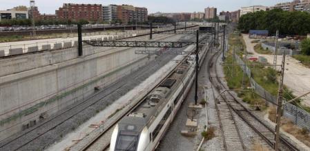 Las obras de Sagrera. Frente a la estación de Sant Andreu Comtal parte de la playa de vías ya está cubierta