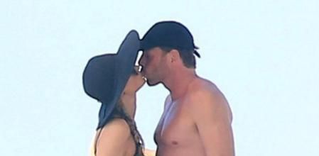 Paris Hilton y Hans Thomas Gross besándose en la cubierta del yate del millonario