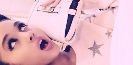 Ariana Grande en la imagen en la que anuncia que Coach le ha pedido que su mascota sea su imagen
