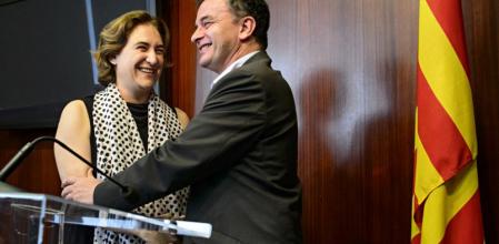 Ada Colau y Alfred Bosch, en la sala de grupos del Ayuntamiento, tras negociar el apoyo a la investidura