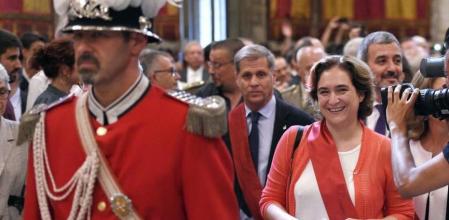 Ada Colau accede al Saló de Cent del Ajuntament de Barcelona el día de su investidura como alcaldesa