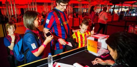 Un socio vota acompañado de su familia en el referéndum sobre el Espai Barça en abril del 2014