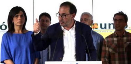 El secretario general de UDC, Ramón Espadaler, durante la rueda de prensa que han ofrecido esta noche en la sede su partido, tras conocerse los resultados de la consulta interna sobre la hoja de ruta soberanista del partido con un escaso margen de ventaja entre el 'sí', la opción defendida por la dirección del partido, que ha obtenido el 50,9% de los votos, y el 'no', que ha recabado el 46,19%, lo que deja el partido dividido.