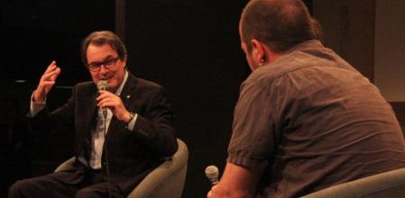 Artur Mas habla durante el acto que ha celebrado junto al diputado de la CUP, David Fernàndez