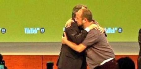 Captura de pantalla en el que se ve el abrazo entre Artur Mas y David Fernàndez.