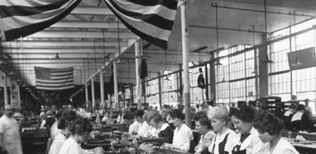 Mujeres de armas tomar. Operarias de la factoría Colt de Hartford, en 1917; en la foto pequeña, el último líder comanche, Quanah Parker