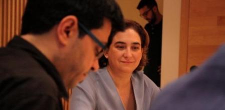 El teniente de alcalde Gerardo Pisarello junto a Ada Colau en la primera Comisión de Gobierno del mandato