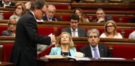 El president de la Generalitat, Artur Mas, en su escaño del Parlament mientras la vicepresidenta, Joana Ortega, le observa
