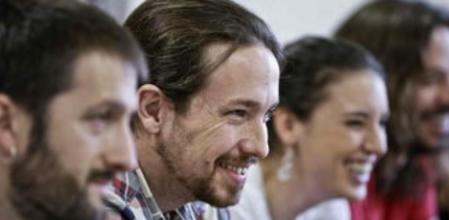 El secretario general de Podemos, Pablo Iglesias (2i), junto a miembros de la formación durante la presentación hoy en Madrid de la iniciativa 