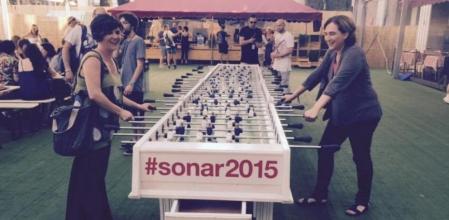 Ada Colau, jugando a futbolín en el Sónar