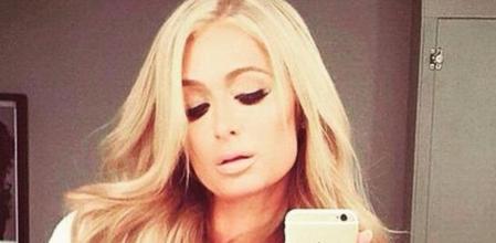 Paris Hilton enseña sus pechos