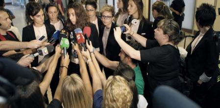 La guardameta del Athletic Club Ainhoa Tirapu atiende a los medios con sus compañeras al llegar a Barajas tras ser eliminadas en el Mundial de Canadá