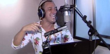 Víctor Sandoval se mete a cantante con 'Sandovalizate', un tema en el que Nacho Polo acaba