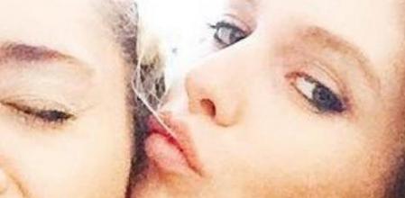 Miley Cyrus con Stella Maxwell