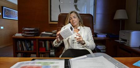 Joana Ortega, ultimando el montaje de una urna como la que se utilizó en el 9N