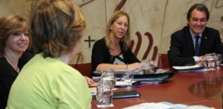 El nuevo Govern reunido, con Artur Mas y Neus Munté al frente, y Meritxell Borràs hablando con Irene Rigau.