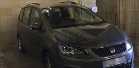 El nuevo coche de Colau, aparcado en el patio del Ayuntamiento