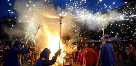 La plaza del Sol del barrio de Gràcia de Barcelona se ha llenado de fuego y fiesta durante la verbena de Sant Joan