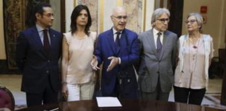 Josep Antoni Duran Lleida (c), junto a Josep Sánchez Llibre, Concepció Tarruella, Montserrat Surroca y Antoni Picó, durante la rueda de prensa que ha ofrecido hoy en el Congreso de los Diputados, después de que Convergència Democrática de Catalunya (CDC) y Unió Democrática de Catalunya (UDC) no hayan alcanzado un acuerdo que permita mantener un único grupo parlamentario en el Congreso con un sólo portavoz y tras la ruptura de la coalición nacionalista en Catalunya también se dividirán en dos subgrupos en la Cámara Baja.