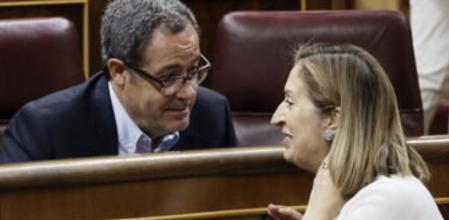 La ministra de Fomento, Ana Pastor, conversa con el portavoz adjunto de CiU Pere Macías, en el Congreso.