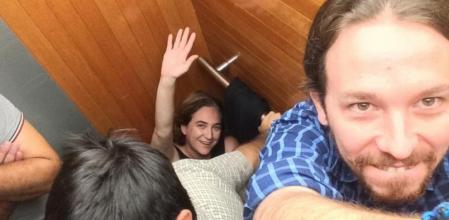 Pablo Iglesias y Ada Colau, encerrados en un ascensor del Ayuntamiento